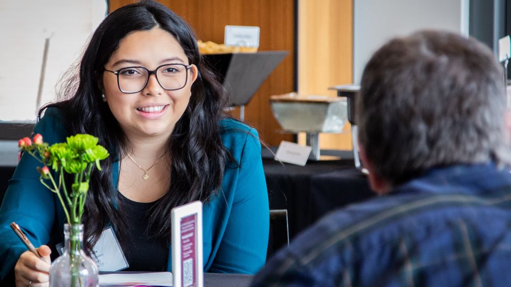 A Loyola student chats with an alumnus at mentoring event.