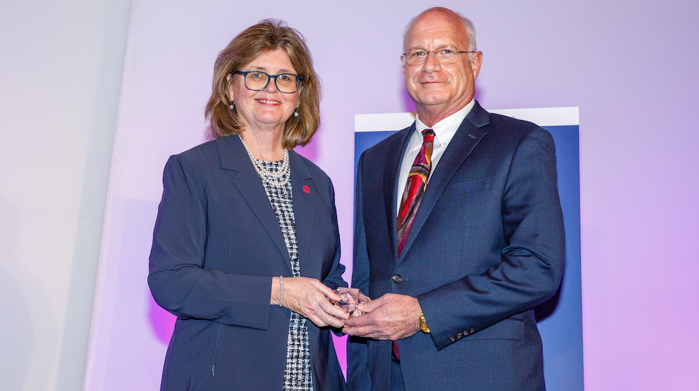 Lee Schmidt accepts SAGE Award at PNL event