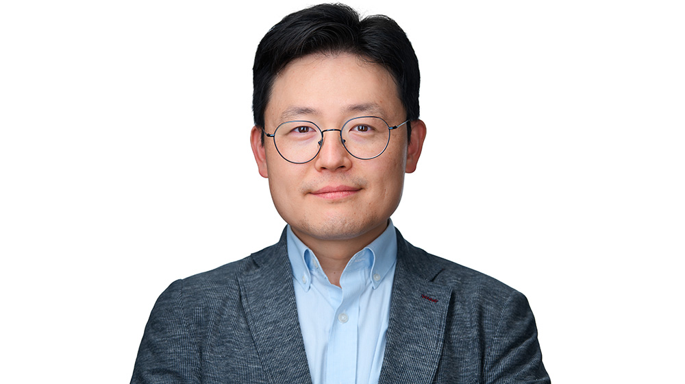 Headshot of Youngsoo Kim on a white background