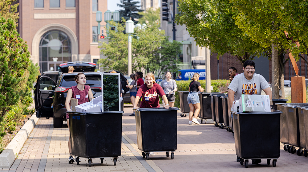 students moving into dorms